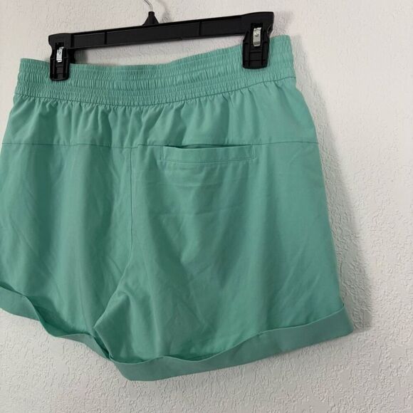 Lululemon Light Green Cuffed Athletic Shorts with Side Pockets - Picture 7 of 9